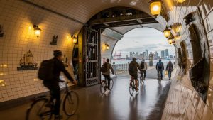 Der Alte Elbtunnel zu Fuß: Hamburgs Unterwasser-Wunder neu entdecken