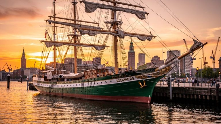 Neuigkeiten vom Rickmer Rickmers Museumsschiff: Ein maritimes Wahrzeichen erstrahlt in neuem Glanz!