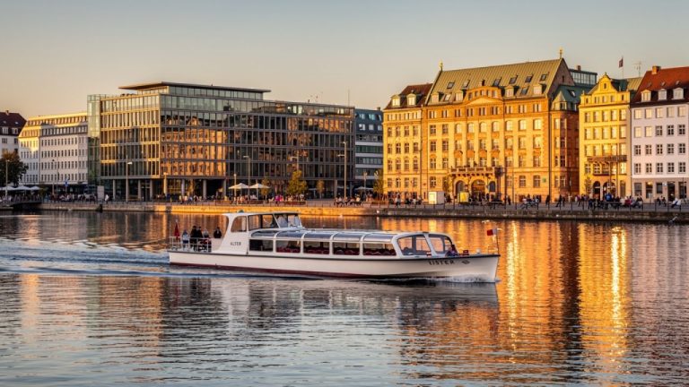 Alsterrundfahrt: Dein Kompass für Hamburgs Herzschlag vom Wasser aus