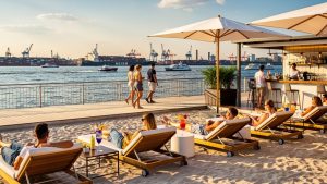 Sonne, Sand und Elbblick: Neuigkeiten zu Hamburgs Beachclubs an der Elbe
