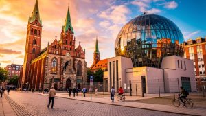 Kirchen und Synagogen in Hamburg: Einblicke in Tradition und Neubeginn