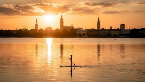 Stand-Up-Paddling auf der Außenalster: Dein ultimativer Guide für nasse Abenteuer in Hamburg