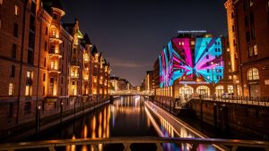 Hamburgs Speicherstadt im Lichterglanz: Was das „Lichtermeer 2026“ für dich bereithält