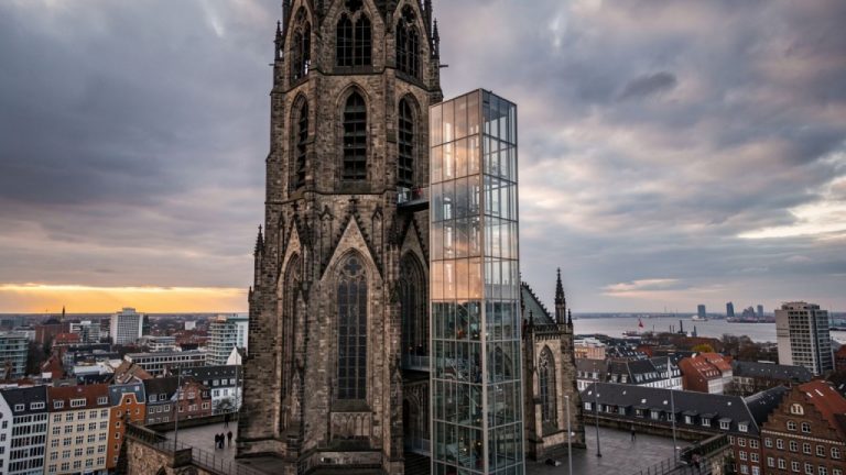 Das St. Nikolai Mahnmal: Hamburgs ewige Mahnung im Wandel der Zeit