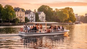 Alsterrundfahrt 2026: Dein Kompass fĂŒr Hamburgs Herzschlag vom Wasser aus