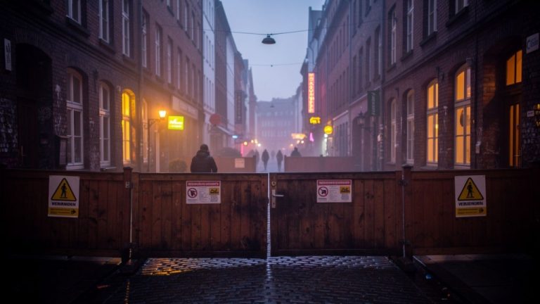 Herbertstraße Geschichte & Mythos: Ein Blick hinter die Tore von Hamburgs legendärster Straße