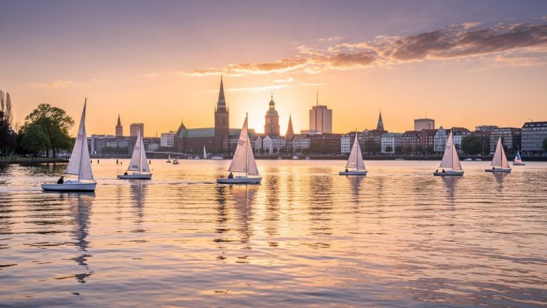 Segeln auf der Alster: Dein Kompass für unvergessliche Momente in Hamburgs Herz
