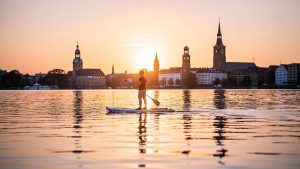 Stand-Up-Paddling auf der AuĂenalster: Dein ultimativer Guide fĂŒr Hamburgs Wassersport-Hotspot