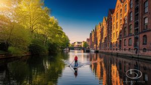 Stand-Up-Paddling in Hamburgs Kanälen: Dein ultimativer Guide für urbane Wasserabenteuer