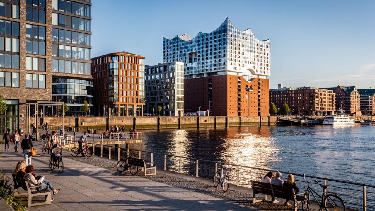 HafenCity Spaziergang: Dein Kompass durch Hamburgs pulsierendes Herz am Wasser