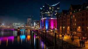 Lichtinstallationen HafenCity: Hamburgs pulsierendes Herz erstrahlt in neuem Glanz!