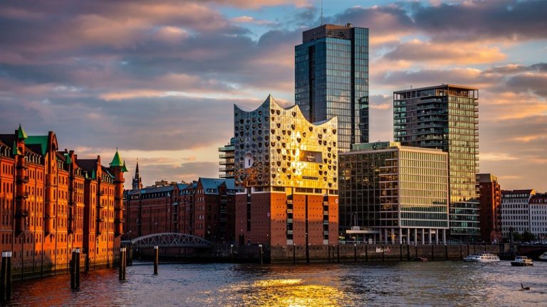 Architektur zwischen Tradition und Moderne: Hamburgs faszinierendes Stadtbild im Wandel
