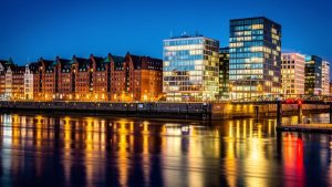 Hamburg bei Nacht: Wenn Skyline und Elbe magisch leuchten