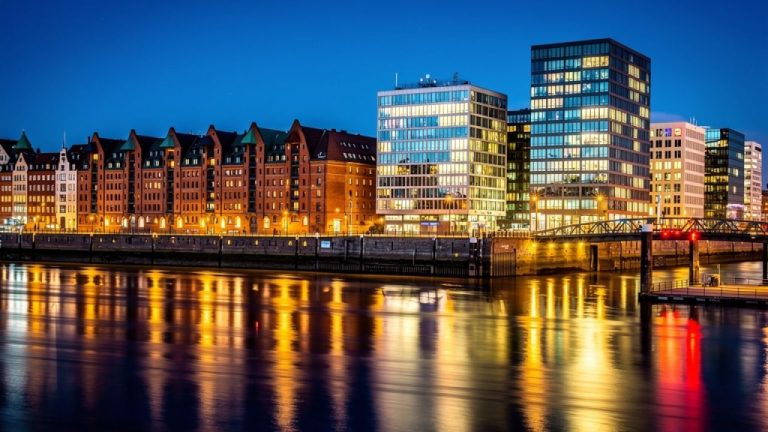 Hamburg bei Nacht: Wenn Skyline und Elbe magisch leuchten