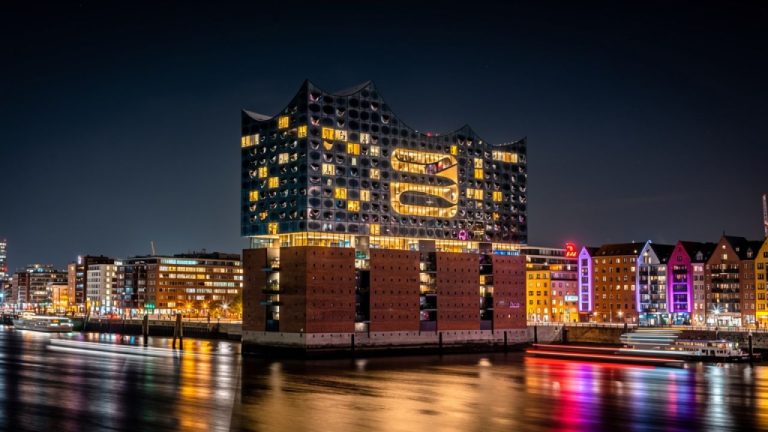 Elbphilharmonie bei Nacht: Ein Glanzlicht Hamburgs im Dunkeln