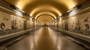 Der Alte Elbtunnel: Hamburgs Unterwasser-Wunder im Wandel der Zeit